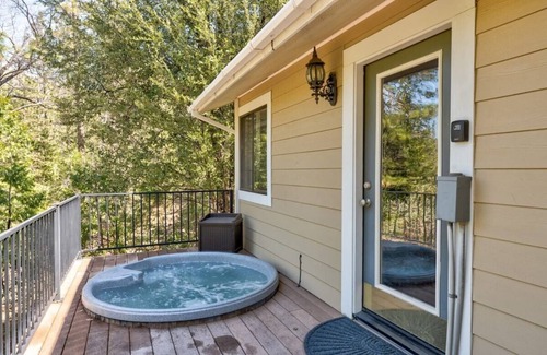 Oakhurst Cabin | Cedar Ridge/Hot Tub/BBQ/Sleeps 8