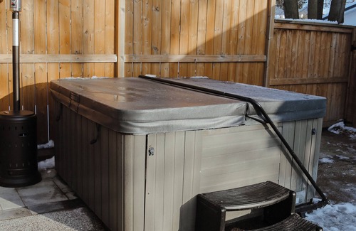 Stratford House | Cedar Spa House - Cedar Barrel Sauna, Hot Tub, Cold Plunge, Massage Chair, Fire