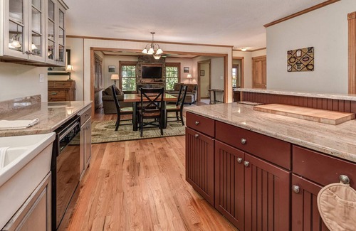 Asheville Cabin | Cedar View by Carolina Mornings | Charcoal Grill & Home Theater📽️