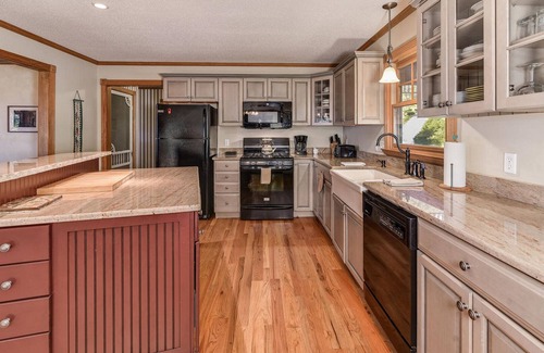 Asheville Cabin | Cedar View by Carolina Mornings | Charcoal Grill & Home Theater📽️