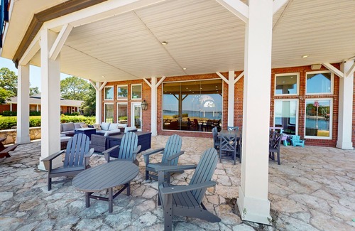Walden on Lake Conroe House | CedarGrove Hideaway | Newly renovated house in Montgomery with dock & kayaks