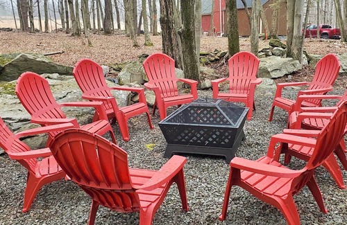 Lake Ariel Ski Chalet | Celebrate the changing colors of Fall at Willow’s Place! 🍁Kayaks and pedal boat!