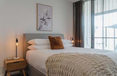 Braddon Apartment | Central 1-Bed with Balcony, Rooftop BBQ & Parking