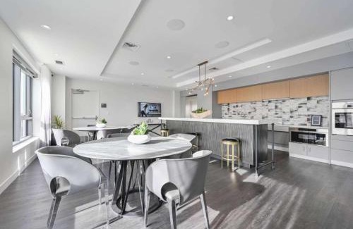 Assembly Square Apartment | Central 1BR Apartment Assembly Square Pool Gym Parking Sleep 5