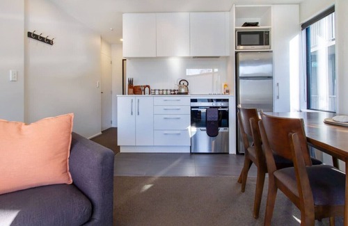 Christchurch City Centre House | Central 1BR with Car Park Lift Access and Extra Bed