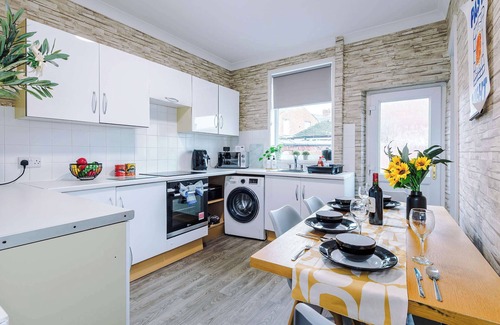Crewe Apartment | Central 2 Bed Home in Crewe, Perfect for Business!