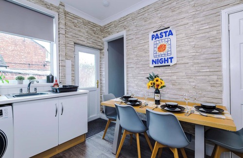Crewe Apartment | Central 2 Bed Home in Crewe, Perfect for Business!