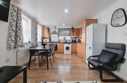 Watford Apartment | Central 2Bedroom/1Bathroom Flat w/FREE WiFi and Parking
