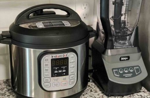 Spokane Apartment | Central 3/2, garage, private yard, walk to arena, EV charger