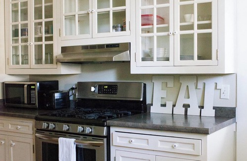 Montgomery House | Central 3BR Stay Pet-Friendly Comfort