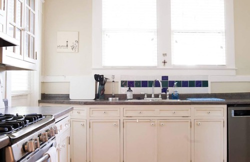 Montgomery House | Central 3BR Stay Pet-Friendly Comfort
