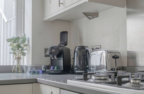 Chinatown Apartment | ❄️ Central A/C | 🛗 Lift | ⏰ Early Drop | 👑 King | 🔄 Flex Policy | 🧺 W/D