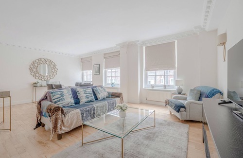 Chinatown Apartment | ❄️ Central A/C | 🛗 Lift | ⏰ Early Drop | 👑 King | 🔄 Flex Policy | 🧺 W/D