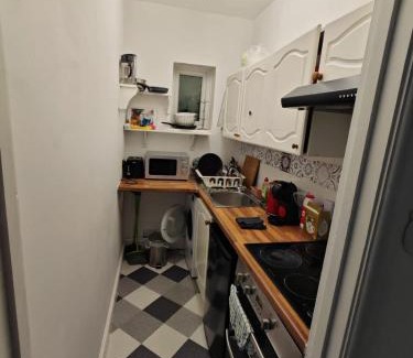 Rushmoor District Apartment | Central Aldershot 1-Bedroom flat with Parking & WiFi