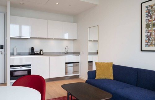 Zuidas Hotel | Central and Modern Hotel with Full Kitchen, Near to Leidseplein and Moco Museum!