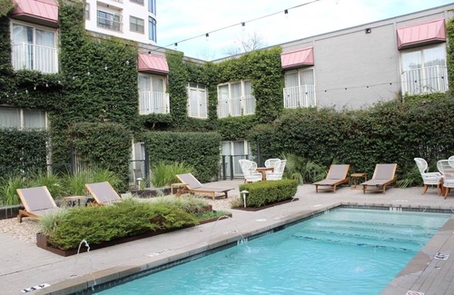 West Campus Hotel | Central Austin Stay: Historic Hotel w/Outdoor Pool - Close to UT Austin Stadium