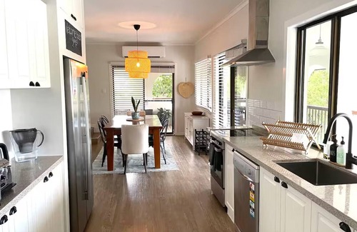 Tannum Sands Apartment | Central Beach Town Gem