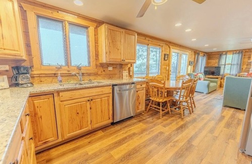 Crystal Falls Cabin | Central Cabin Retreat - ATV Trail Access - Perfect for Groups & Families
