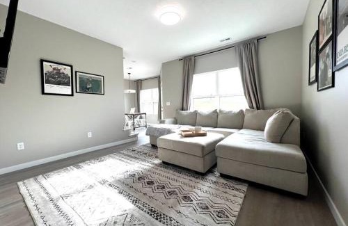 Cedar Falls Apartment | Central Cedar Falls Townhome - King Beds!