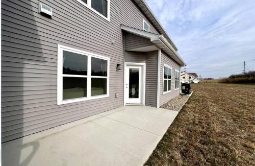 Cedar Falls Apartment | Central Cedar Falls Townhome - King Beds!