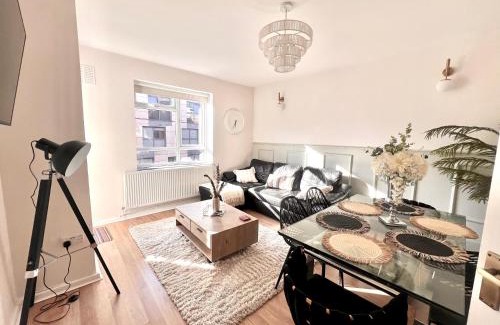 Hoxton Apartment | Central City 3 minutes to Tower of London Trendy Shoreditch Recently refurbished 3 Bedrooms sleeps 8