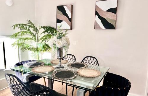 Hoxton Apartment | Central City 3 minutes to Tower of London Trendy Shoreditch Recently refurbished 3 Bedrooms sleeps 8