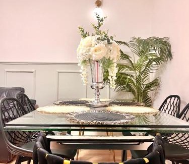 Hoxton Apartment | Central City 3 minutes to Tower of London Trendy Shoreditch Recently refurbished 3 Bedrooms sleeps 8