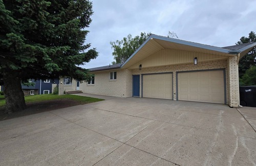 Bismarck House | Central City Retreat - Spacious four bedroom home, Sleeps 12, Family-friendly