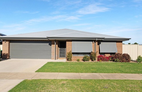 Yarrawonga House | Central Haven close to town with swimming pool