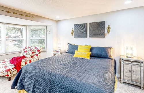 Pensacola Heights House | Central Home with Large Yard, Full Kitchen, Private Washer/Dryer & Smart TVs