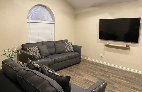 Bonanza House | Central Laredo/Entire HOME/King Bed