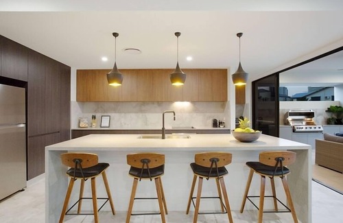 Broadbeach Waters House | CENTRAL LOCATION FOR LUXURY VACATION
