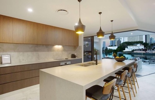 Broadbeach Waters House | CENTRAL LOCATION FOR LUXURY VACATION