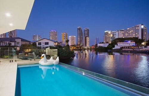 Broadbeach Waters House | CENTRAL LOCATION FOR LUXURY VACATION