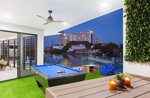 Broadbeach Waters House | CENTRAL LOCATION FOR LUXURY VACATION
