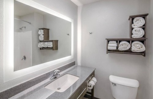 Marion Hotel | Central Marion Stay w/Fully Equipped Kitchen Near McMahan Blvd