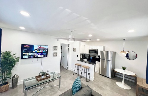 Lake Ridge Apartment | Central, Modern & Stylish 1Br 1Bath Apt in Lake Ridge