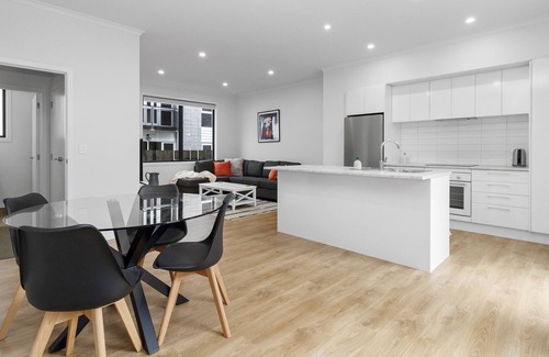 Hamilton North House | CENTRAL OASIS - HAMILTON HOLIDAY TOWNHOUSE, pet friendly in Waikato