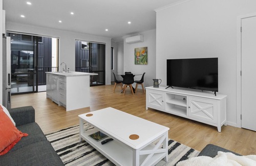 Hamilton North House | CENTRAL OASIS - HAMILTON HOLIDAY TOWNHOUSE, pet friendly in Waikato