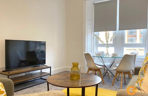 Dundee Apartment | CENTRAL SERVICED APARTMENTS - Cosy 1 Bedroom - Modern - Close to Transport Links - Quiet Neighbourhood - Fast WiFi - Fully Equipped - Smart TVs in All Rooms - Monthly Stays Welcome - FREE Street Parking - Ideal Relocation to Dundee Accommodation