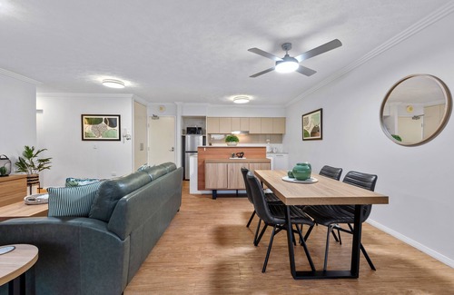 Woolloongabba Apartment | Central & Spacious! 2Bed/2Bath/1Car ~ Gabba