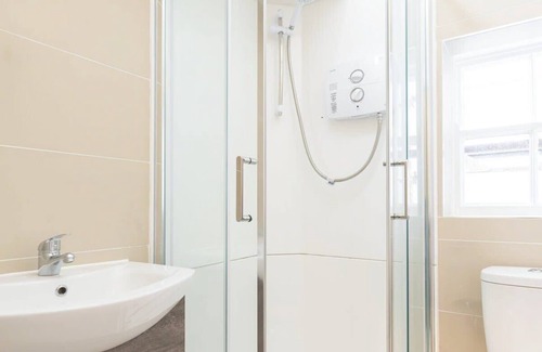 Dublin Apartment | Central Studio Apartment Fast WiFi TV and Kitchen