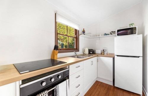 Central Tilba Apartment | Central Tilba Overnight Retreat — King Bed, Ensuite, Pet-Friendly