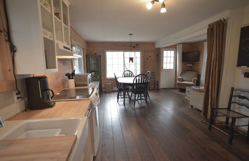 Mont-Tremblant Cottage | Central Tremblant Waterfront Cabin. Speedy work from home WiFi & cell reception