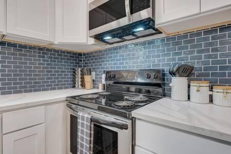 Colorado Springs House | CentralAC*Smart TVs*FirePit*BBQ*King*FullKitchen