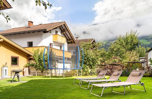 Zell am Ziller House | Centrally located holiday home with a garden