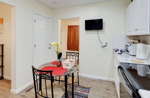 CUF Apartment | Centrally Located APT near UC, Hospital and Zoo! by RedAwning