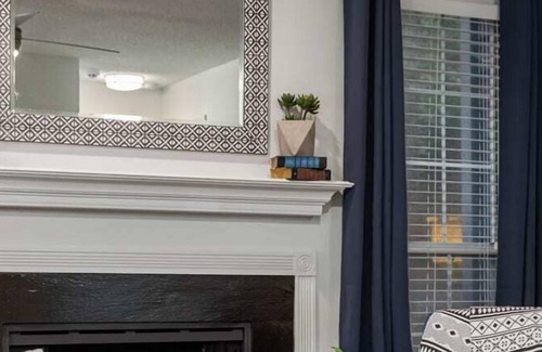 Meadowbrook Apartment | Centrally Located |Fast WiFi |Cozy King Bed