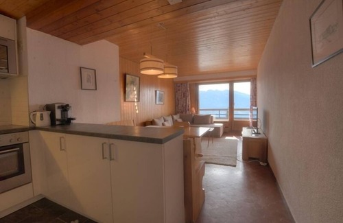 Anzere Apartment | Centrally located flat (max. 5 persons), shops nearby, easy access to the front of the building. Ent