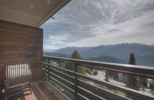 Anzere Apartment | Centrally located flat (max. 5 persons), shops nearby, easy access to the front of the building. Ent